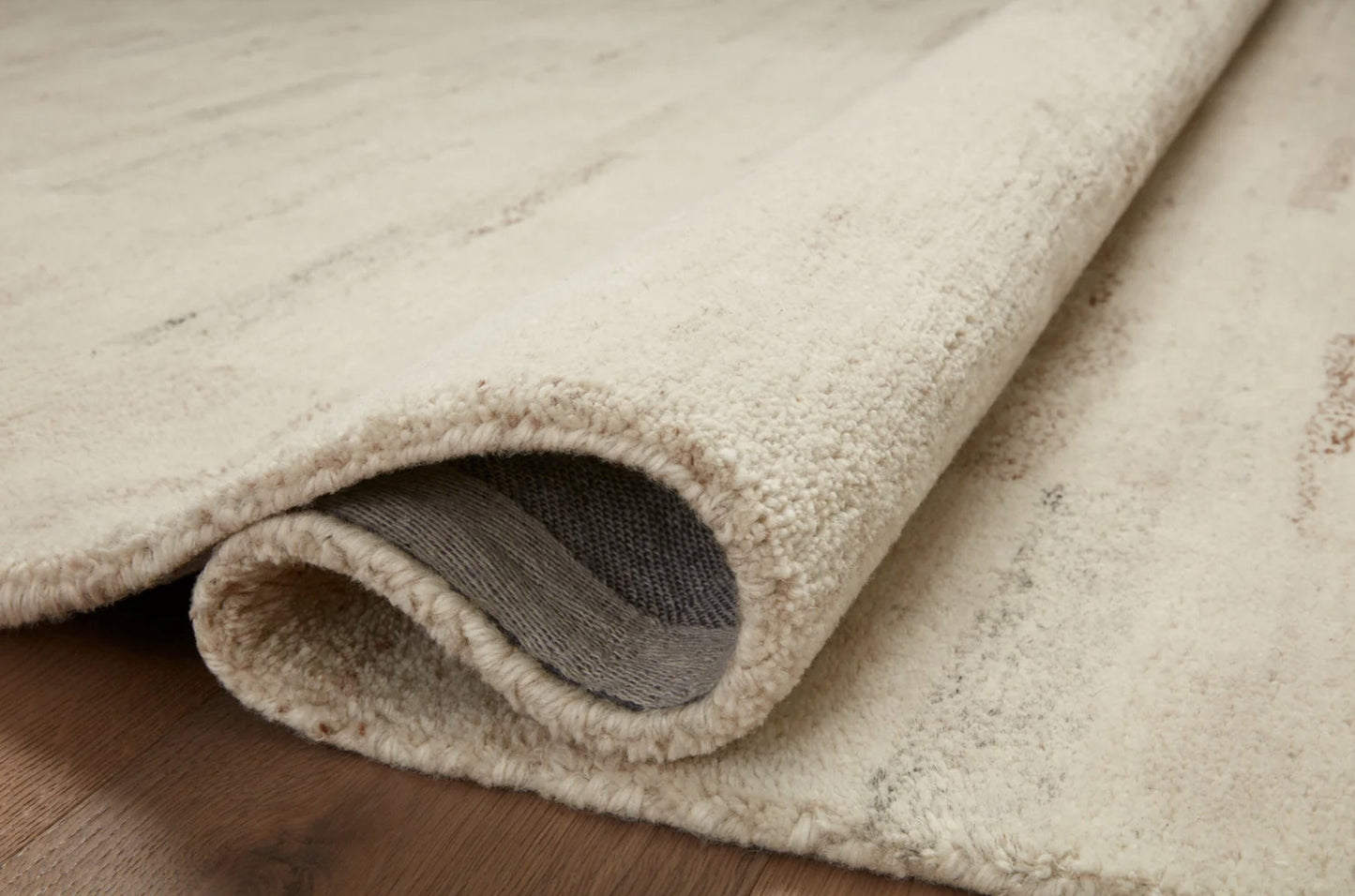 Tapis Amber Lewis x Loloi Rocky en coloris Naturel/Brouillard