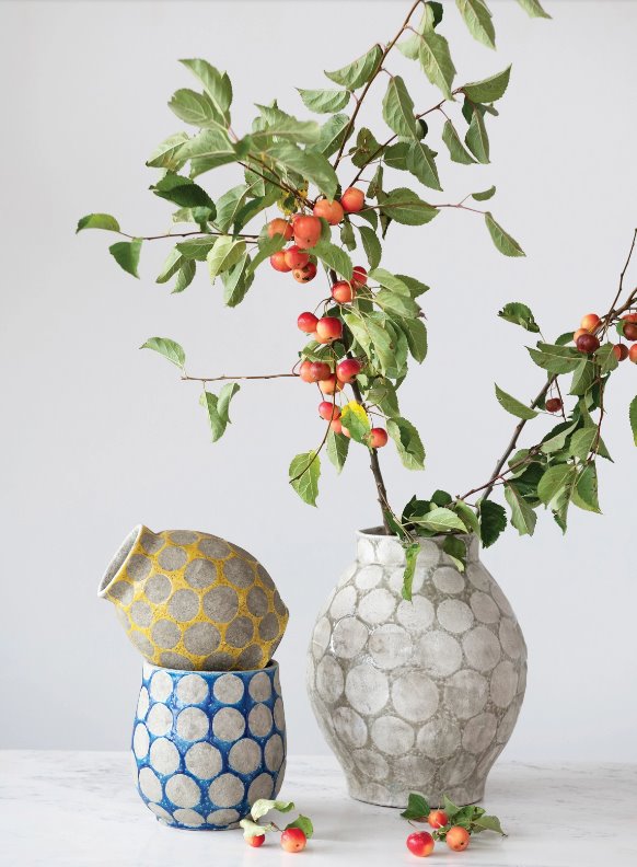 Vase jaune terre cuite orné de points en relief de cire