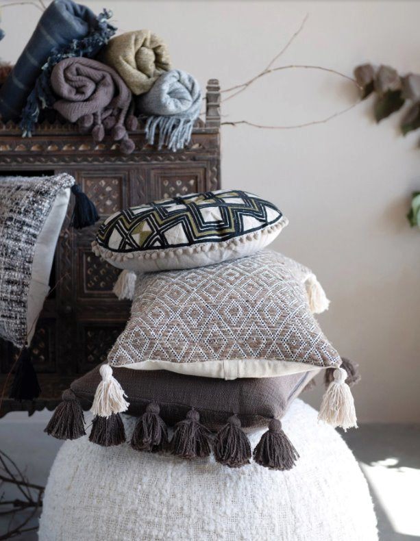 Coussin rond en coton brodé avec pompons