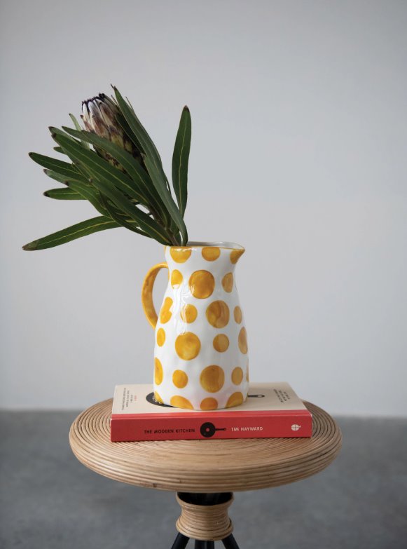 Pichet en grès blanc et jaune à pois