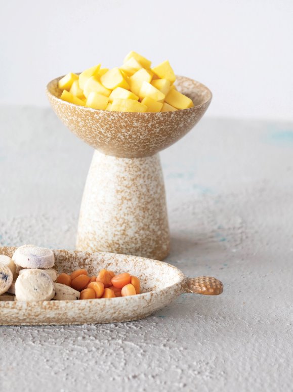 Plat en grès à glaçure réactive mouchetée sur piédestal