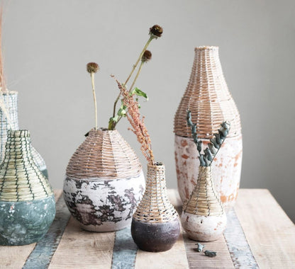 Vase en argile vieillie avec rotin