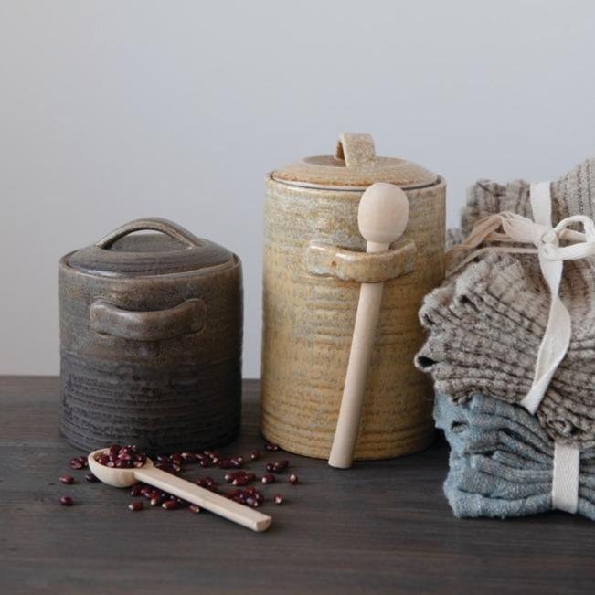 Récipient en grès avec cuillère