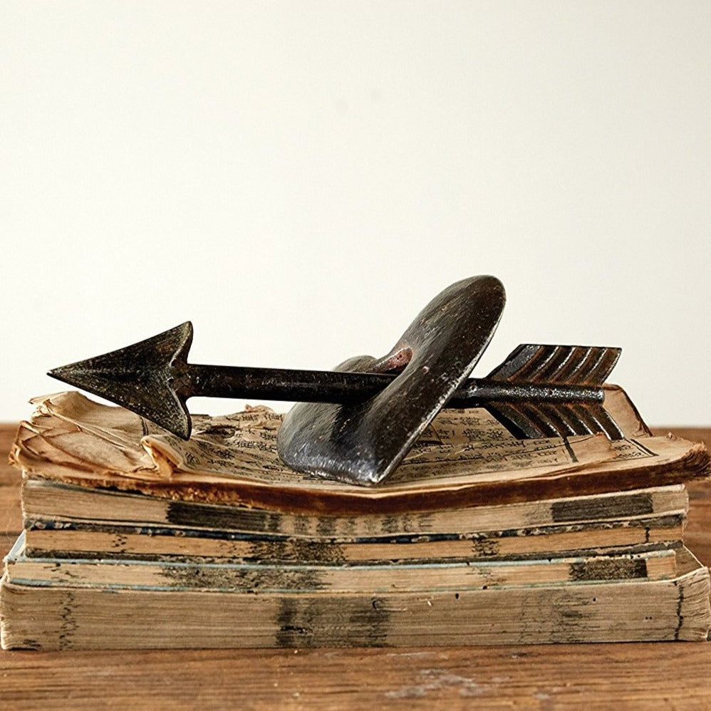 Décor en fonte en forme de cœur et de flèche