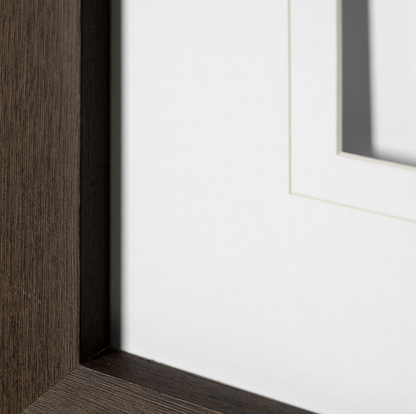 Reproduction encadrée d'un ourson curieux