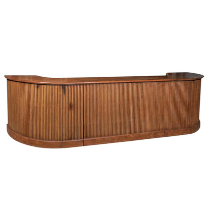 Table de bar artisanale avec étagères