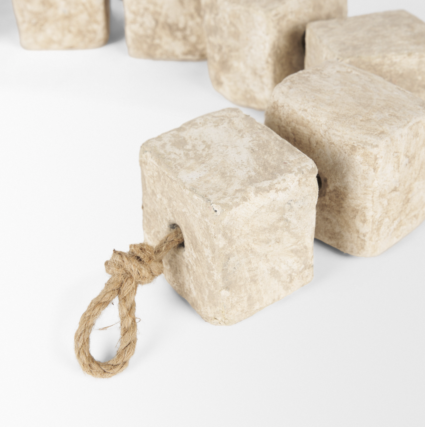 Guirlande de cubes en papier mâché Mala