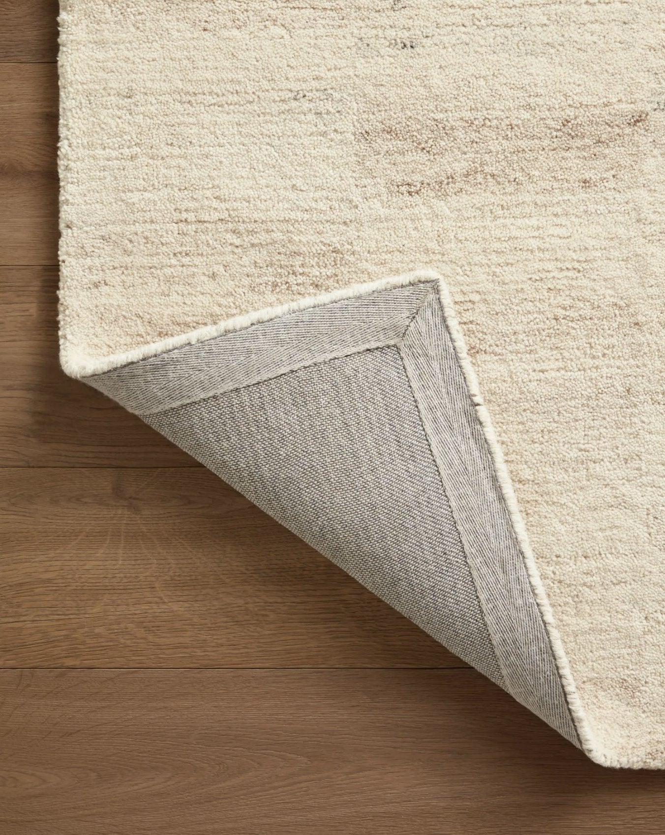 Tapis Amber Lewis x Loloi Rocky en coloris Naturel/Brouillard