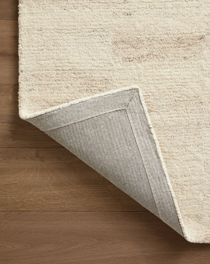 Tapis Amber Lewis x Loloi Rocky en coloris Naturel/Brouillard