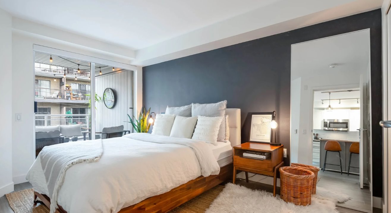 Table de chevet en bois remixée