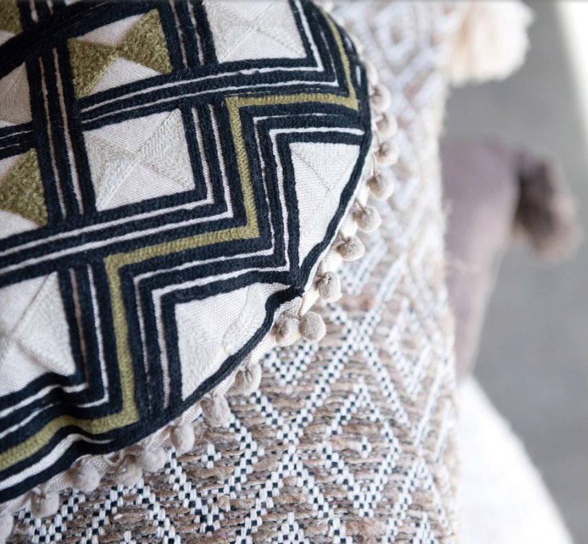 Coussin rond en coton brodé avec pompons