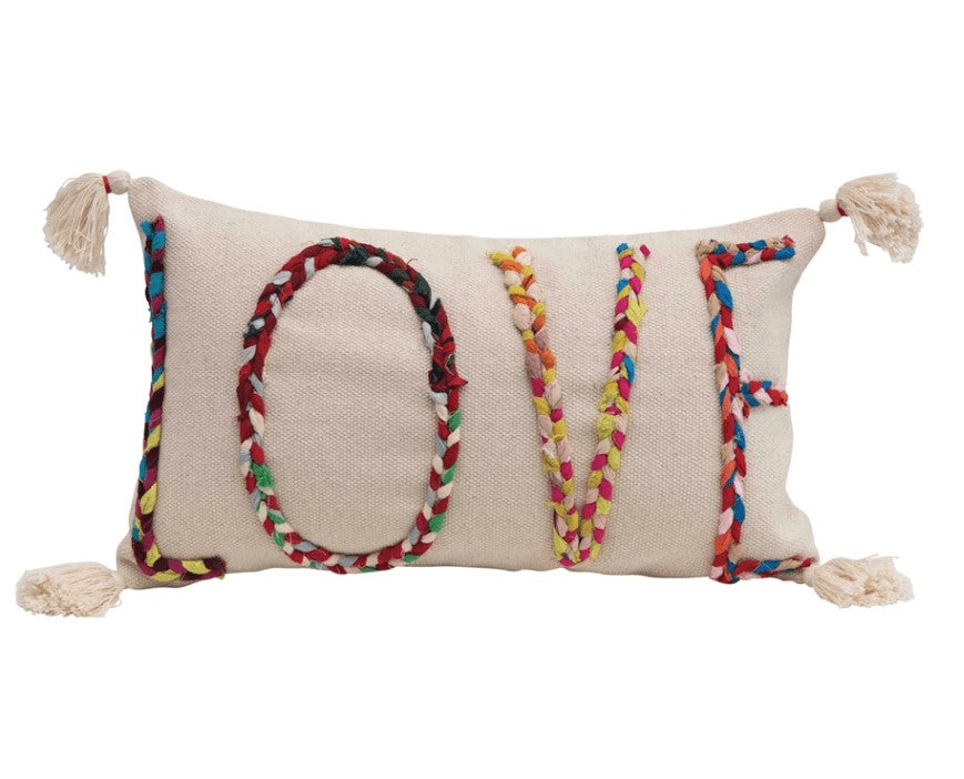 Coussin lombaire LOVE avec applique et pompons