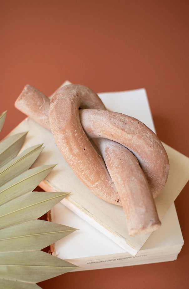 Nœud décoratif en argile blanchie