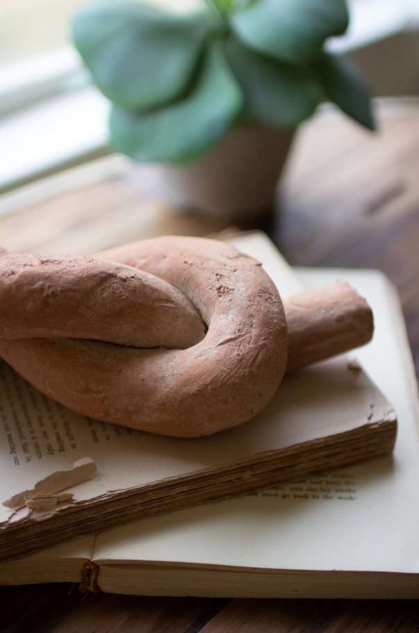 Nœud décoratif en argile blanchie