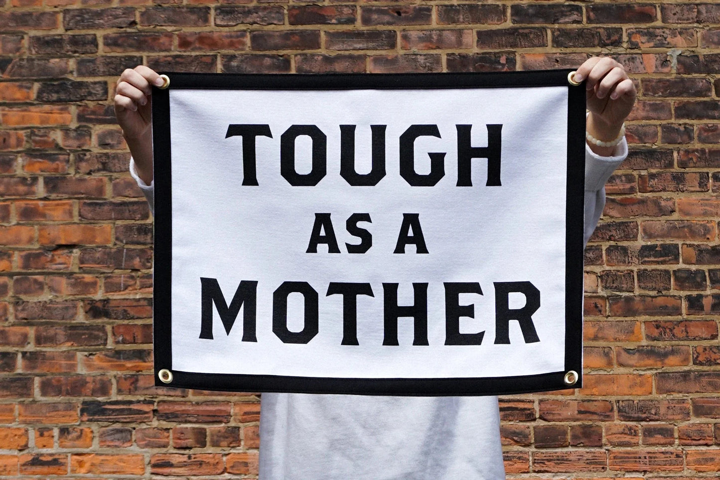 Drapeau de camp « Dur comme une mère »
