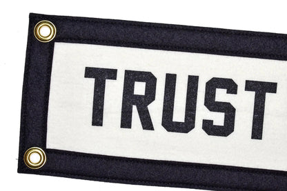 Drapeau du camp « Faites confiance au processus »