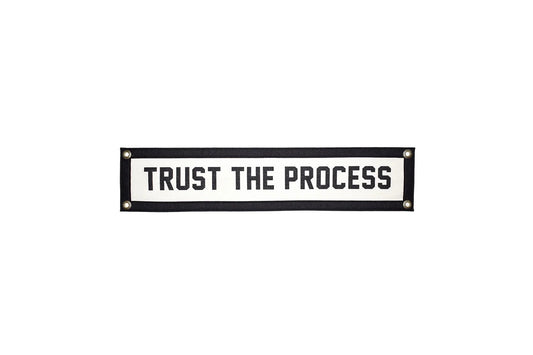 Drapeau du camp « Faites confiance au processus »